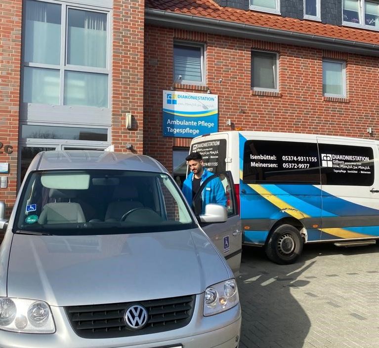Fahrer steigt in Rollstuhltransporter