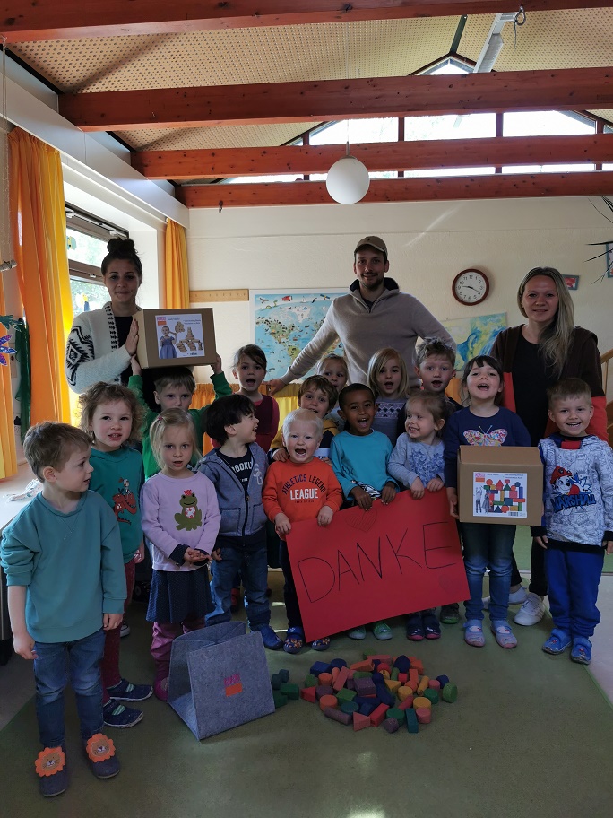 Kinder freuen sich über Spende