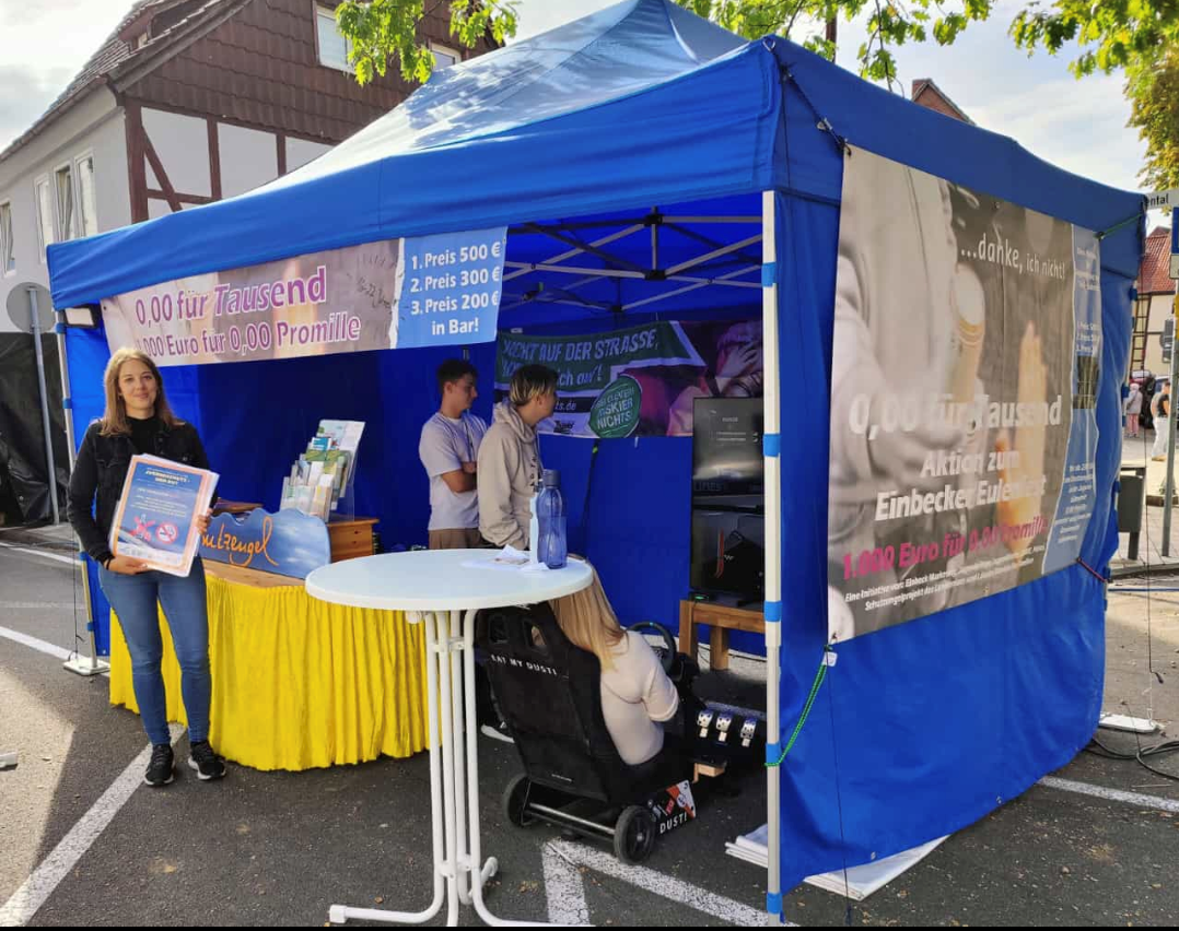 Informationsstand beim Eulenfest in Einbeck mit Kollegin der Fachambulanz Northeim