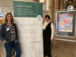 Simone Wieczorek und Sandra Künzel vom Lukas-Werk mit einem RollUp in der Magni-Kirche BS