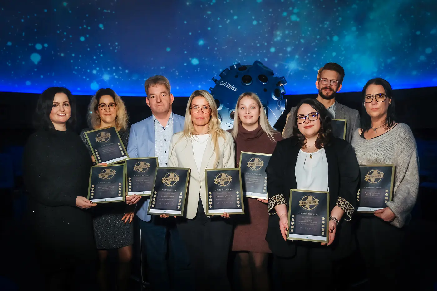 Die Ausgezeichneten präsentieren ihre Zertifikate.