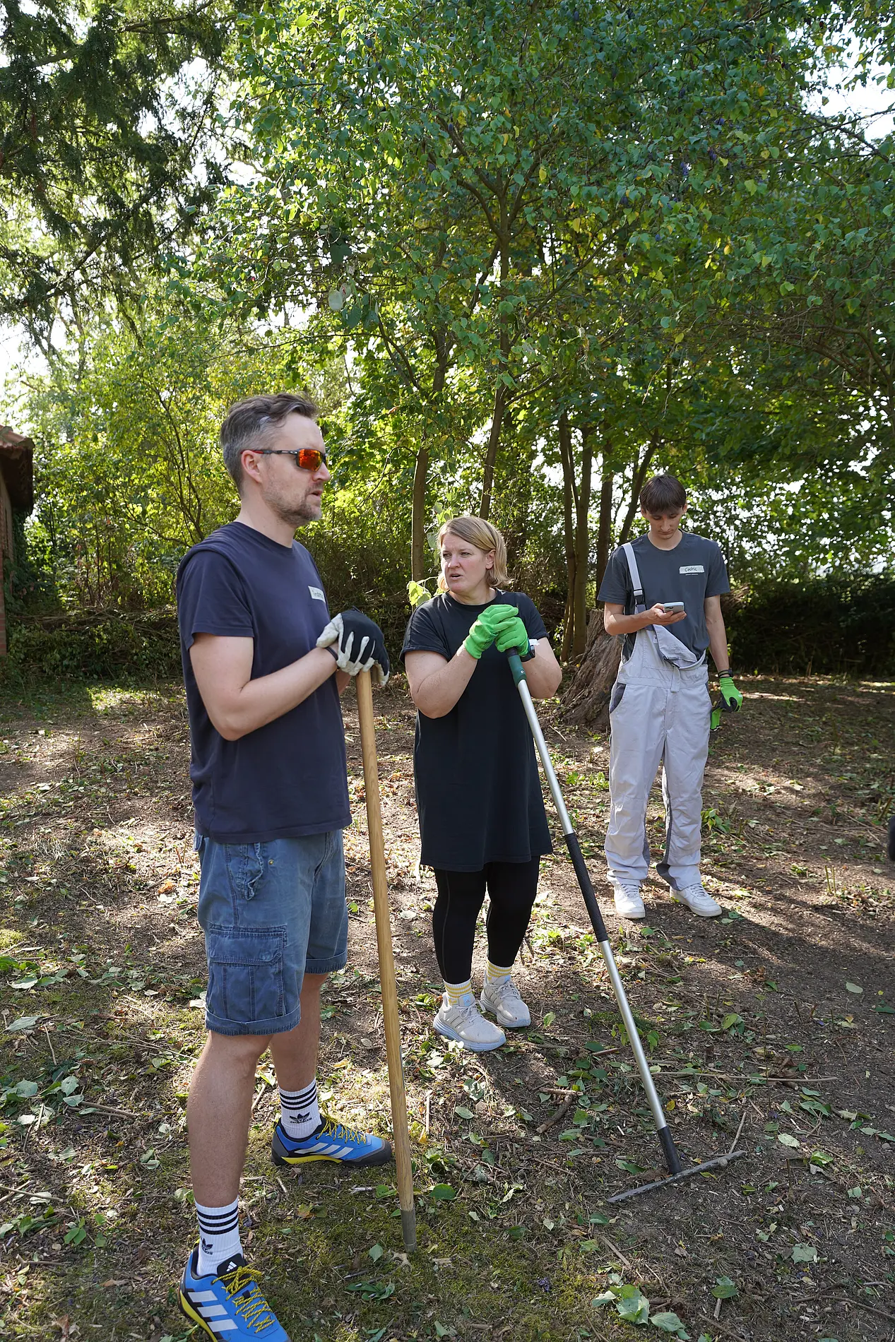 Das Bild zeigt die Mitarbeitenden der Volkswagen Financial Services bei ihrem Social Day in Neuerkerode.