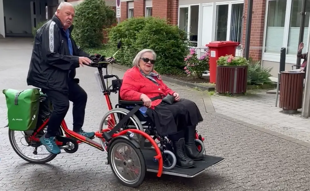 Das Bild zeigt die Rollstuhl-Rikscha in Bethanien.