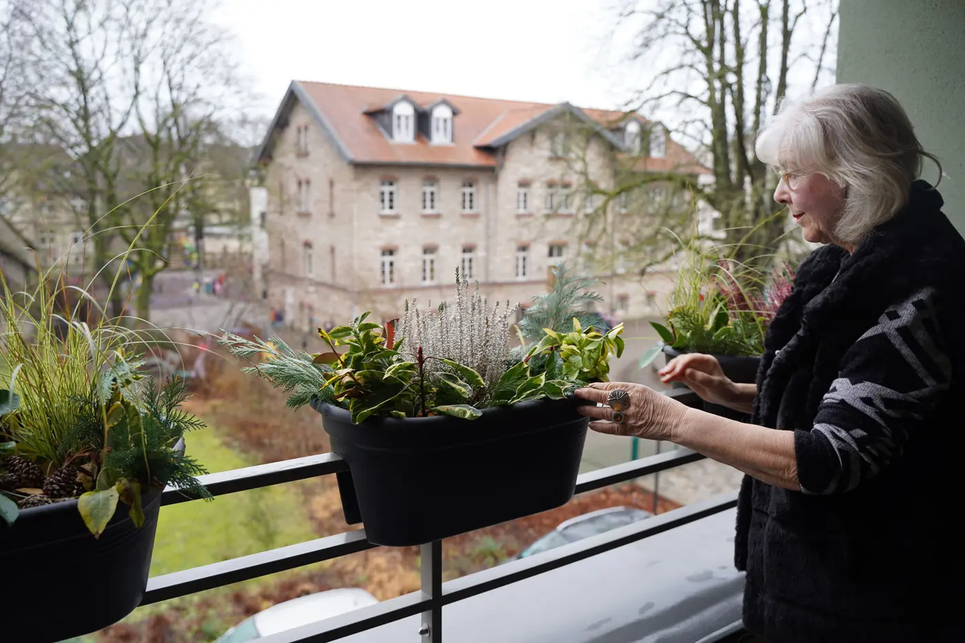Marie-Luise Buchholz öffnet die Tür zu ihrer Wohnung im QSL