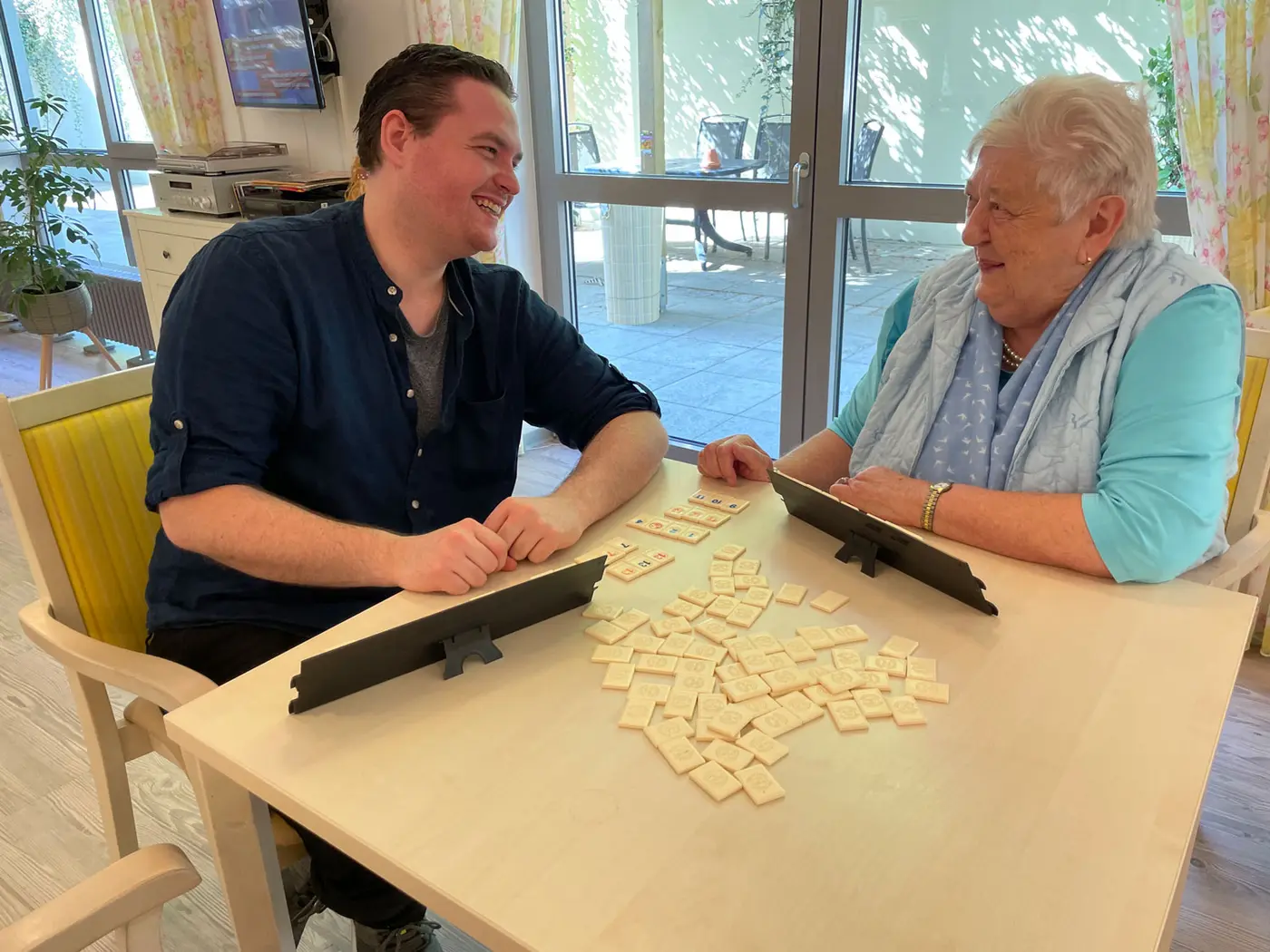 Marvin Schäfer und eine Seniorin