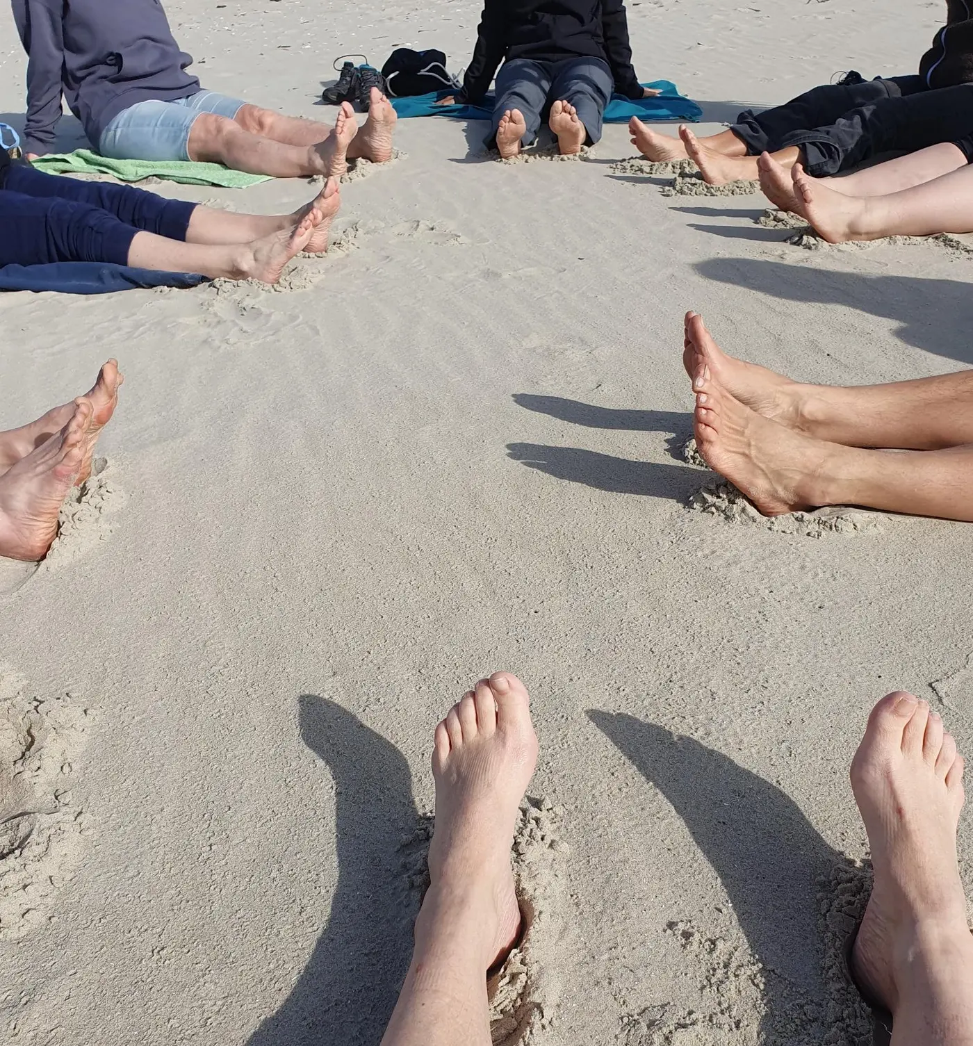 Das Bild zeigt Frauen bei der Thalassotherapie am Meer auf Juist.