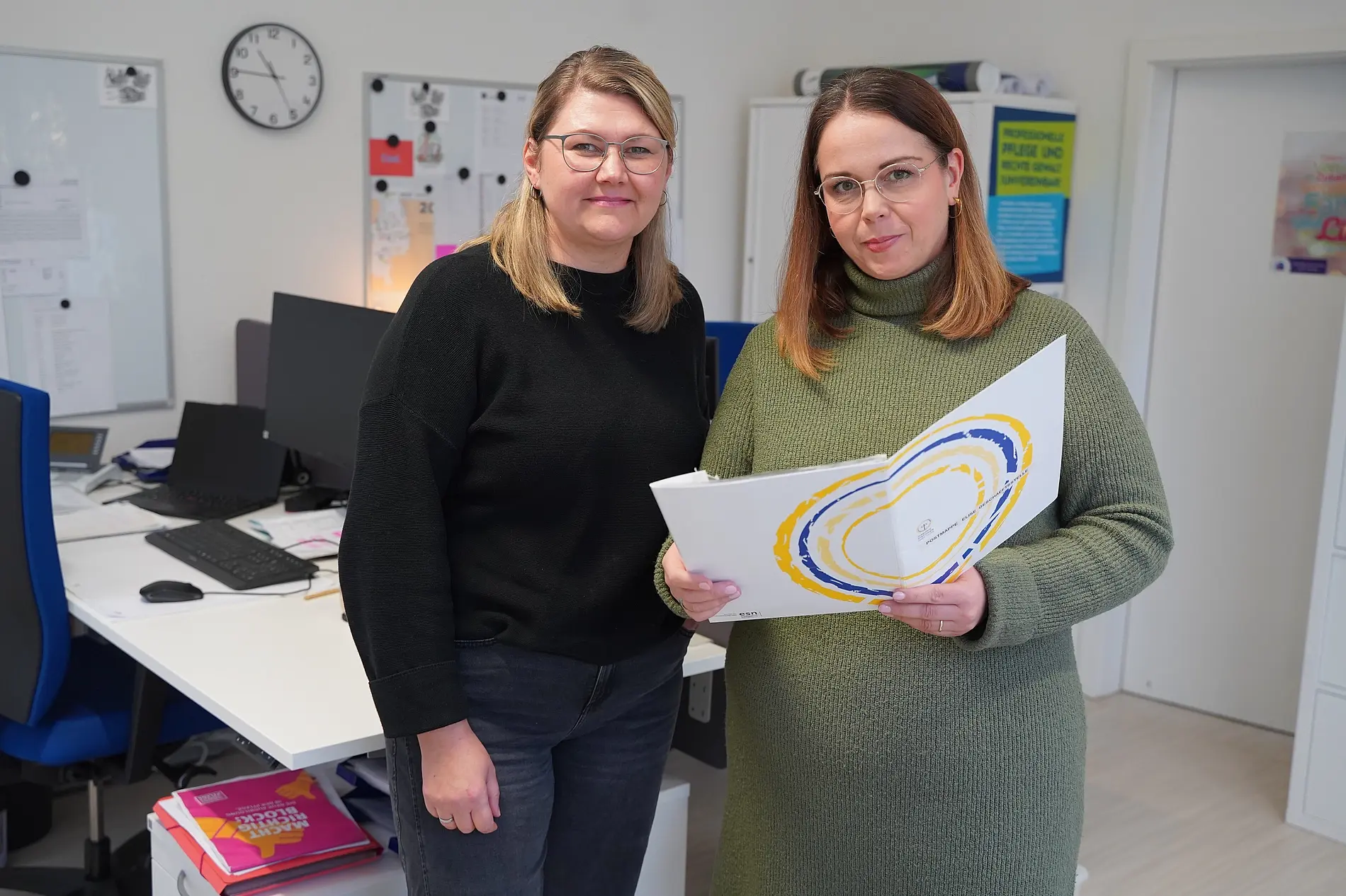 Das Bild zeigt Magdalene Vasterling und Patricia Koch in der Elise.