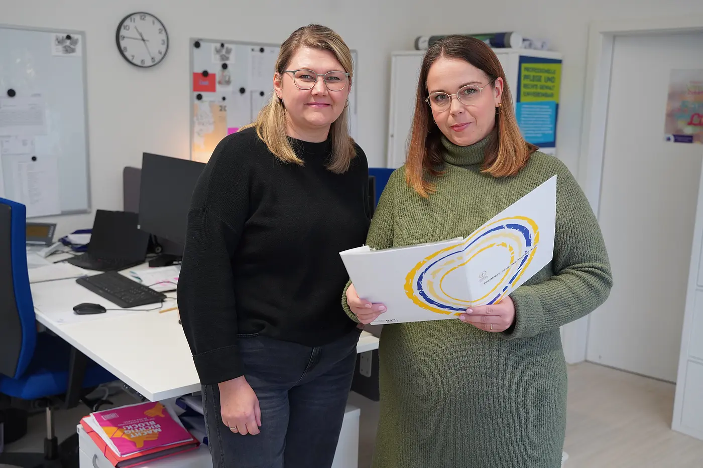 Das Bild zeigt Magdalene Vasterling und Patricia Koch in der Elise.