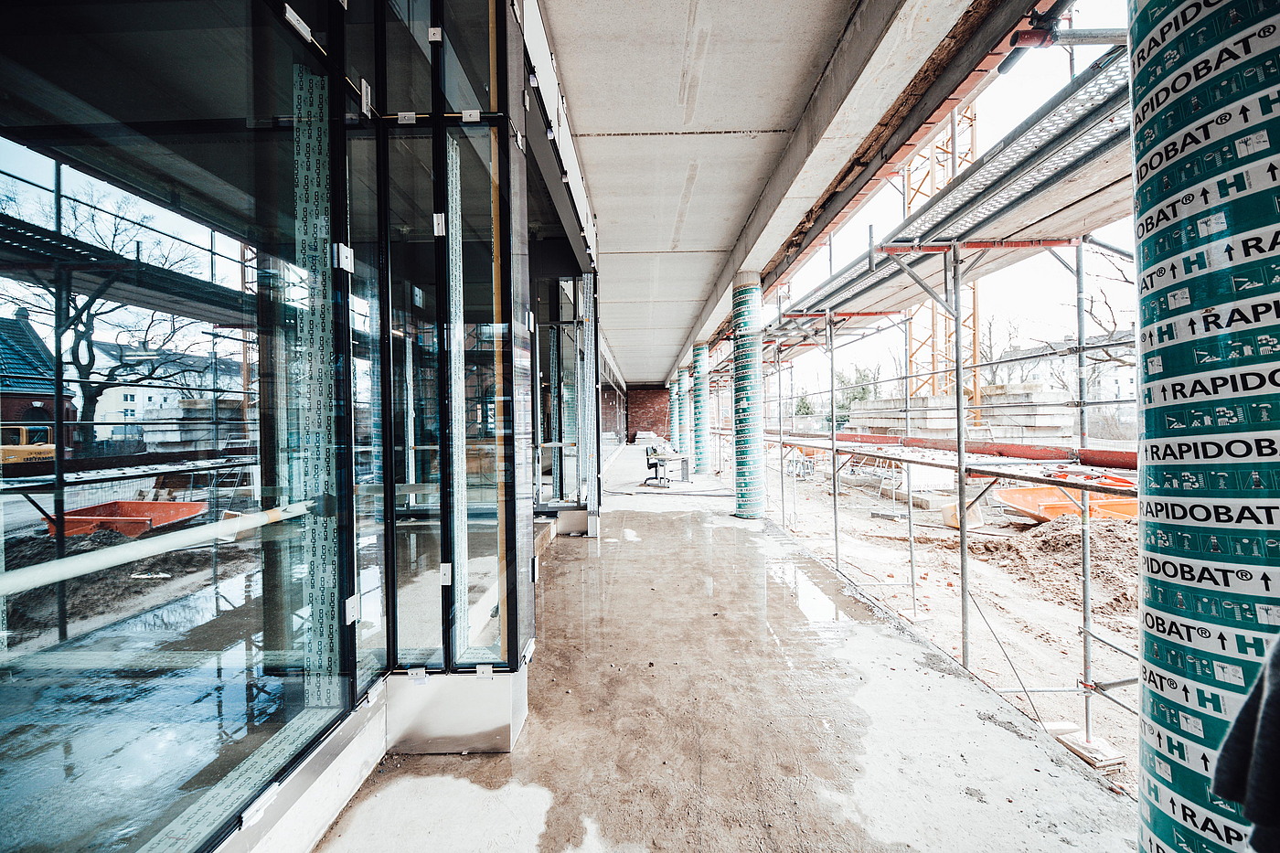 Baustelle des Neubaus am Krankenhaus Marienstift. Glasfront links, Baustellengerüst rechts im Bild.