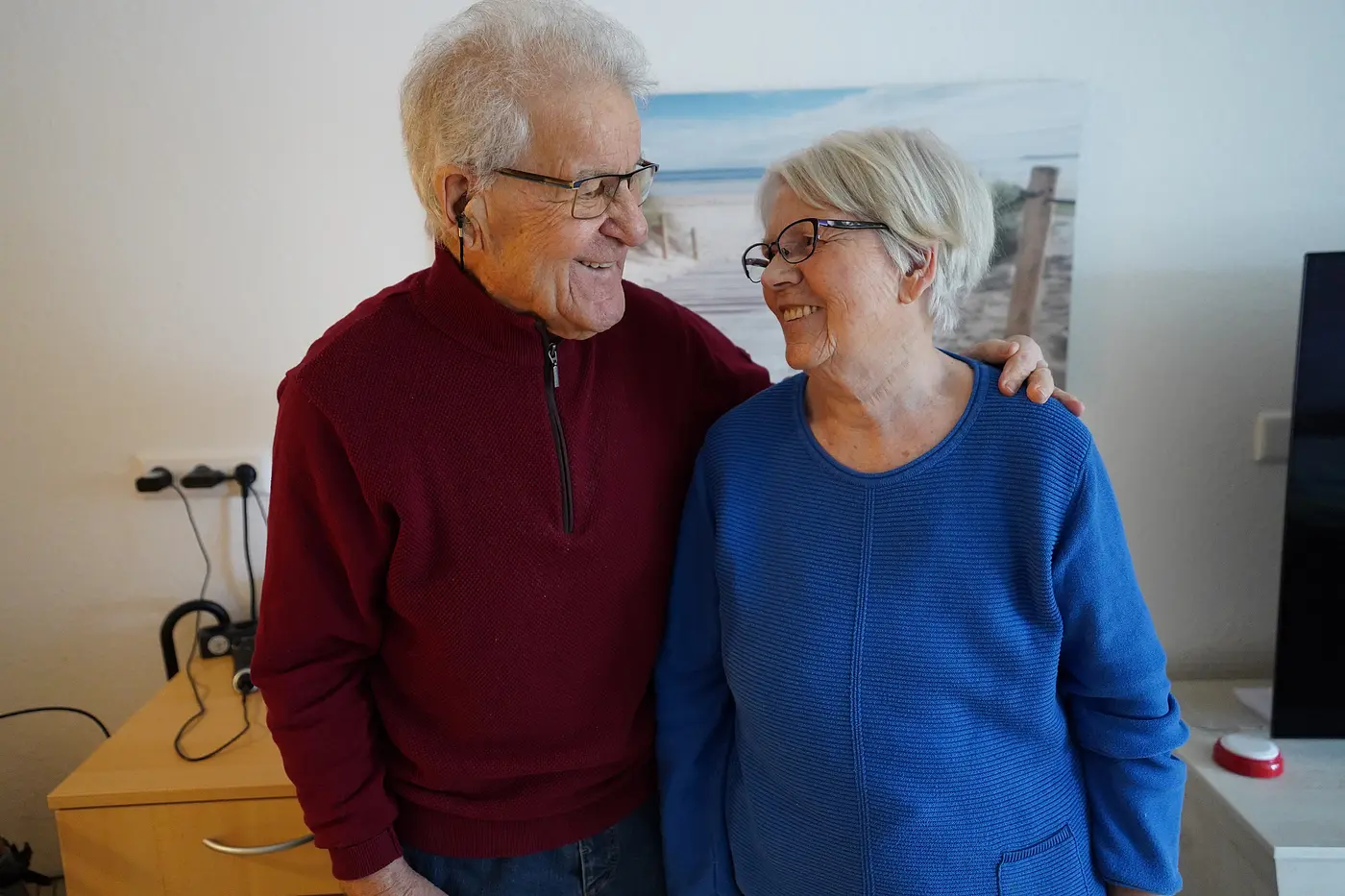 Die Eheleute Barthel lachen einander an.