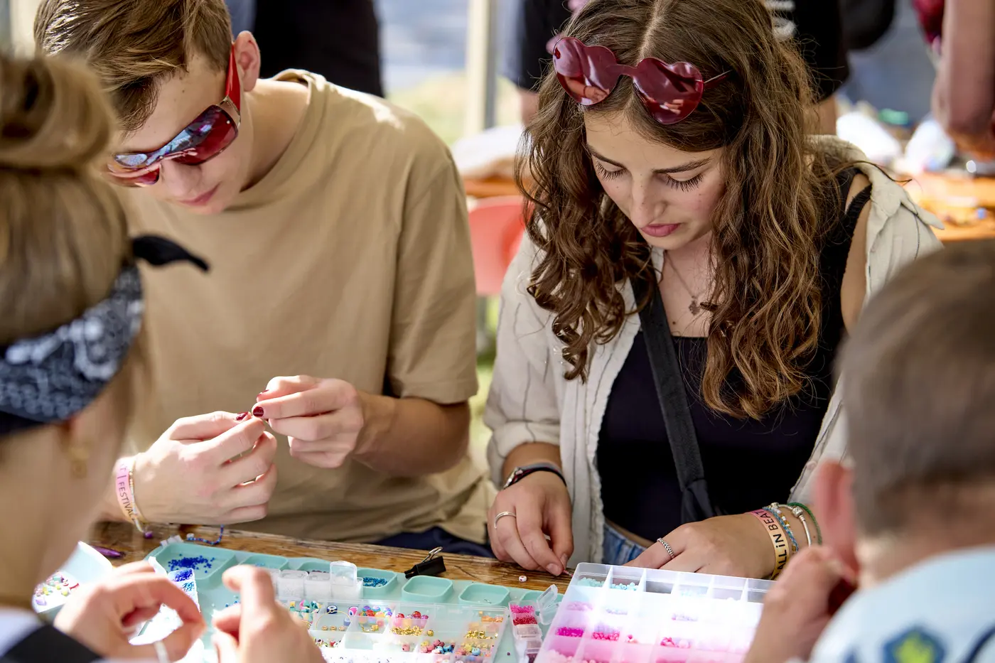 Junge Menschen nehmen an einem Workshop auf dem ALL iN BEAT Festival teil.