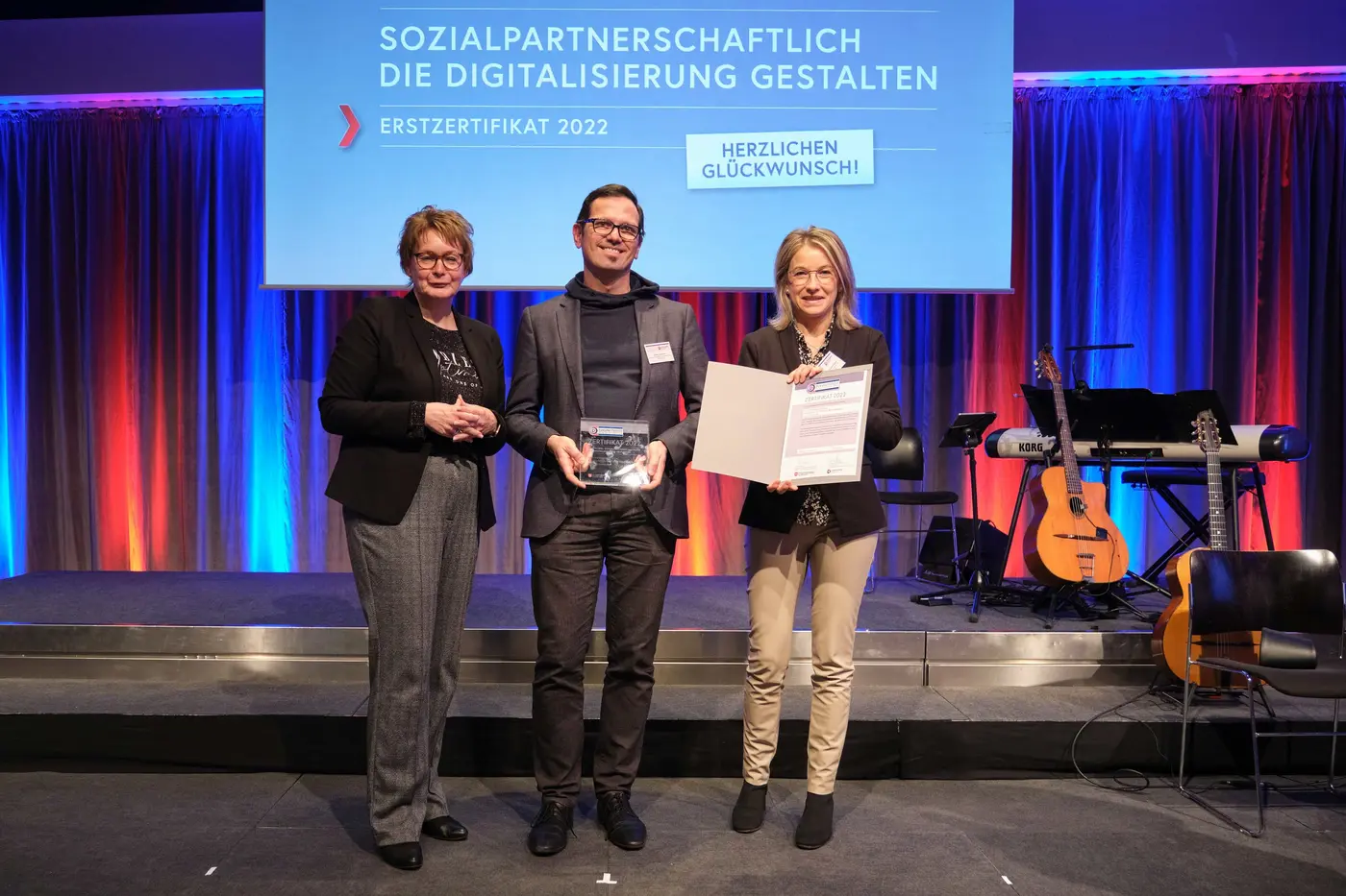 v.l.n.r.: Daniela Behrens (Niedersachsens Ministerin für Soziales, Arbeit, Gesundheit und Gleichstellung), Elmar Grüneich (Gesamtmitarbeitervertretung esn), Jessica Gümmer-Postall (Personalvorstand esn)