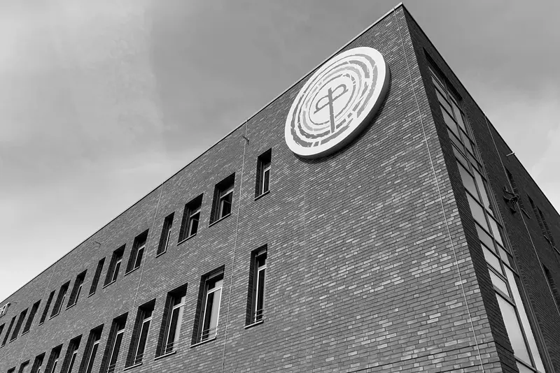Das Bild zeigt das Krankenhaus Marienstift in Schwarzweiß.