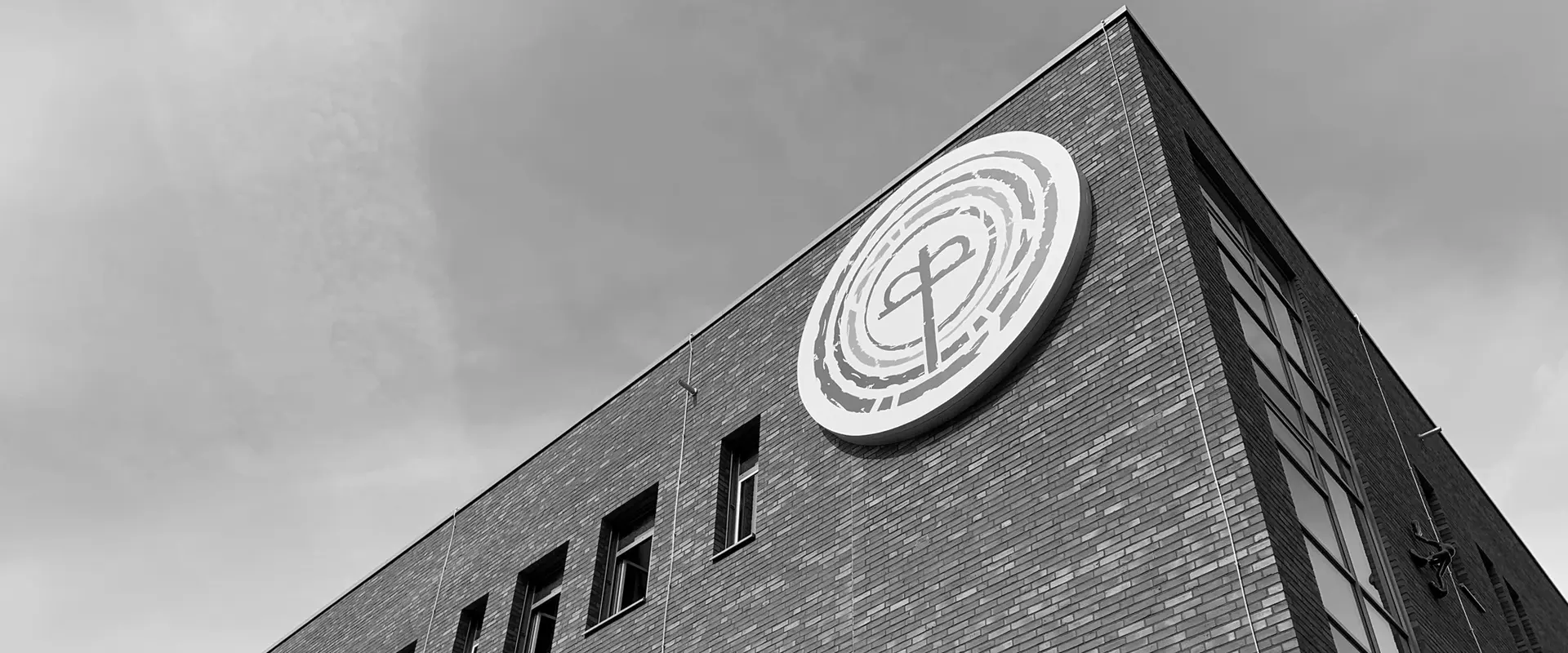 Das Bild zeigt das Krankenhaus Marienstift in Schwarzweiß.