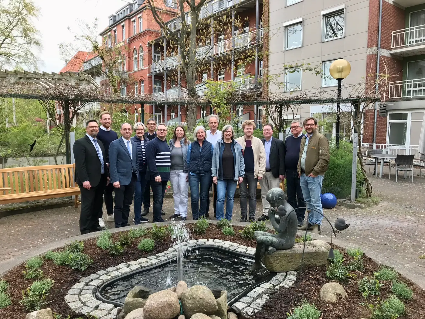 Gruppenbild zur Spendenübergabe der Kirchengemeinde St. Andreas-Petri für das Café Parkblick in Braunschweig
