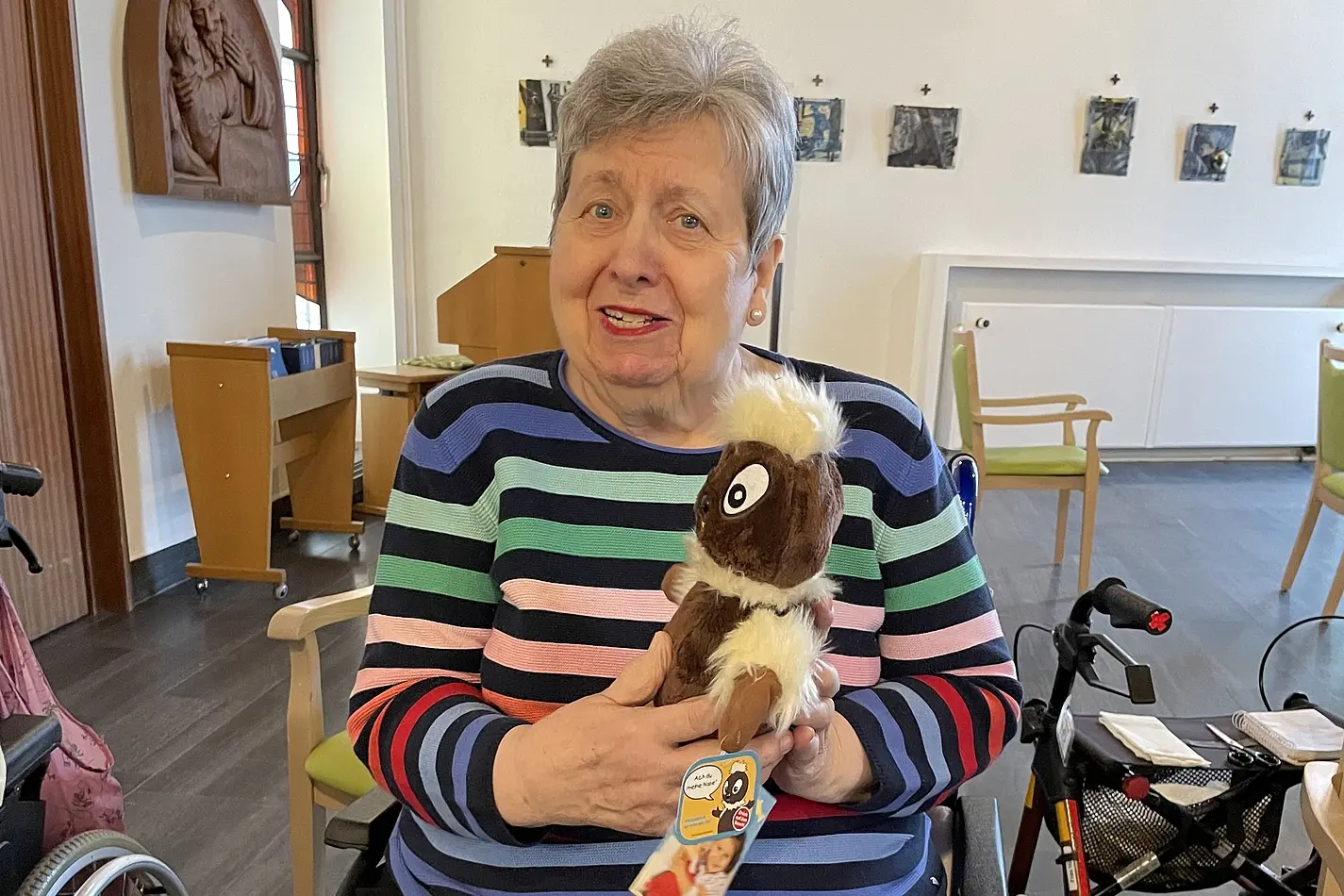 Eine Bewohnerin des St. Vinzenz hält eine Puppe von Pitti Platsch in den Händen.