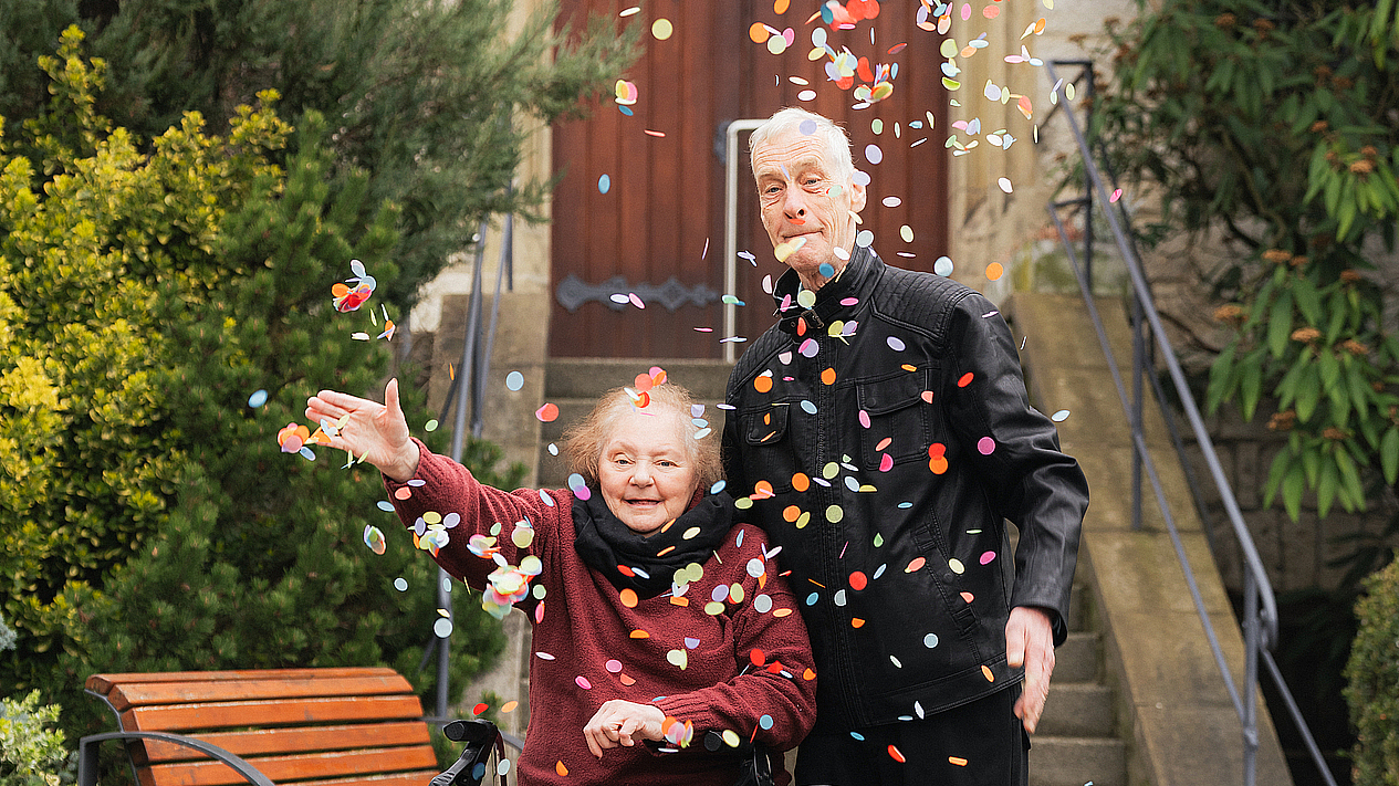 Alfred und Monika werfen Konfetti von der Kirche in Neuerkerode