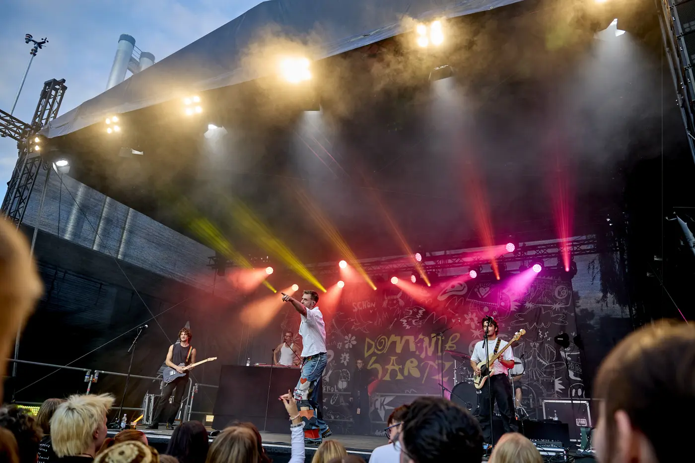 Bühne und Publikum beim AiB Festival in Neuerkerode