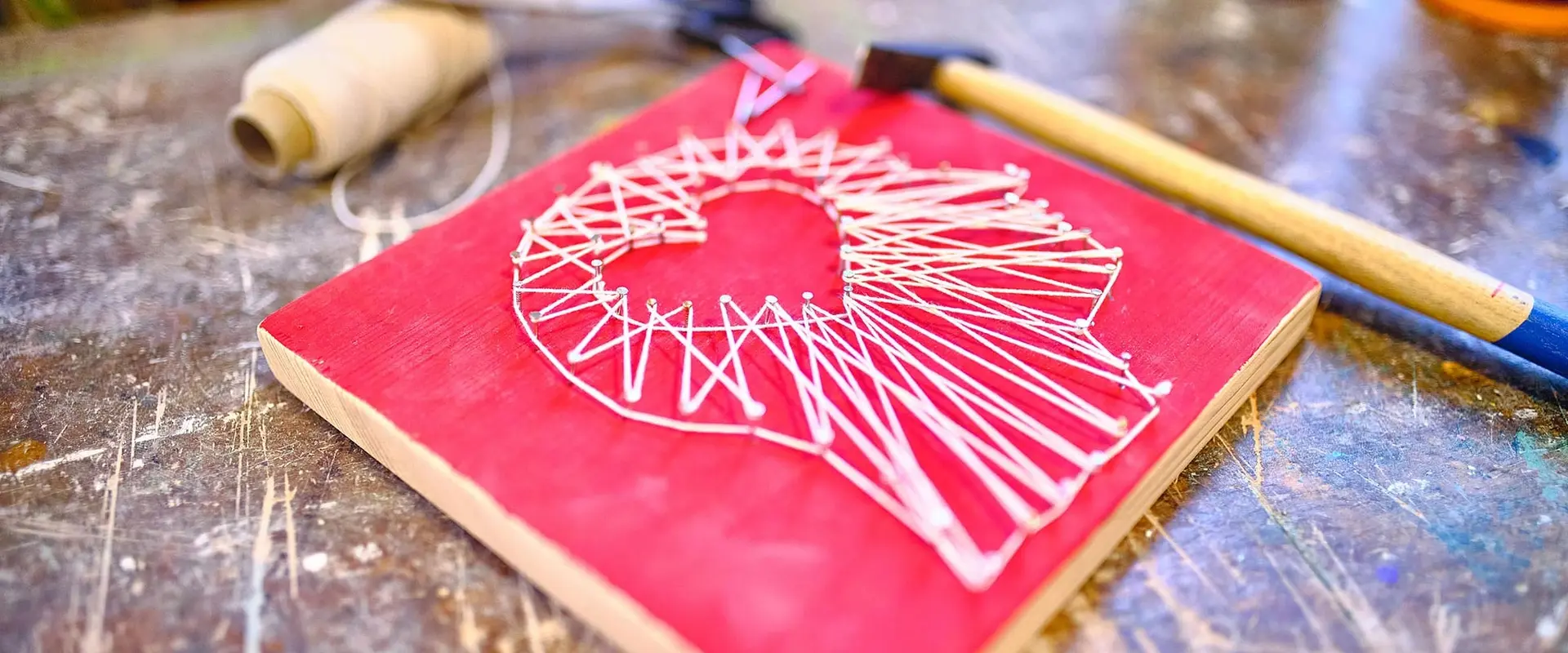 Kunst: Herz aus Fäden und Nägeln