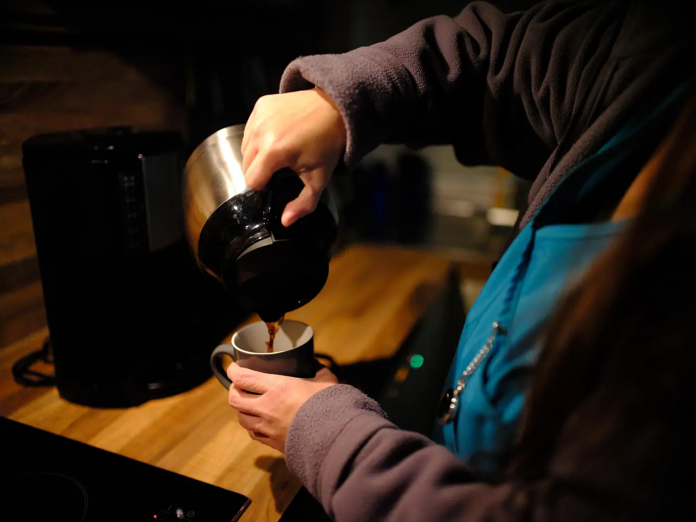 Regina Yildiz macht Kaffee