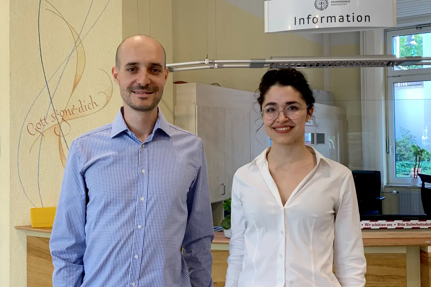 Robert Stenzel und Dr. med. Erika Adler vor der Info im Marienstift