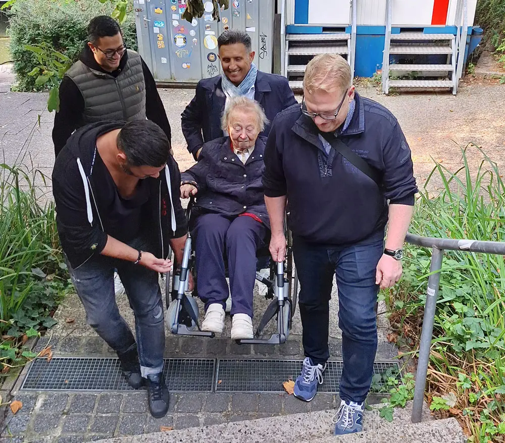 Seniorin getragen