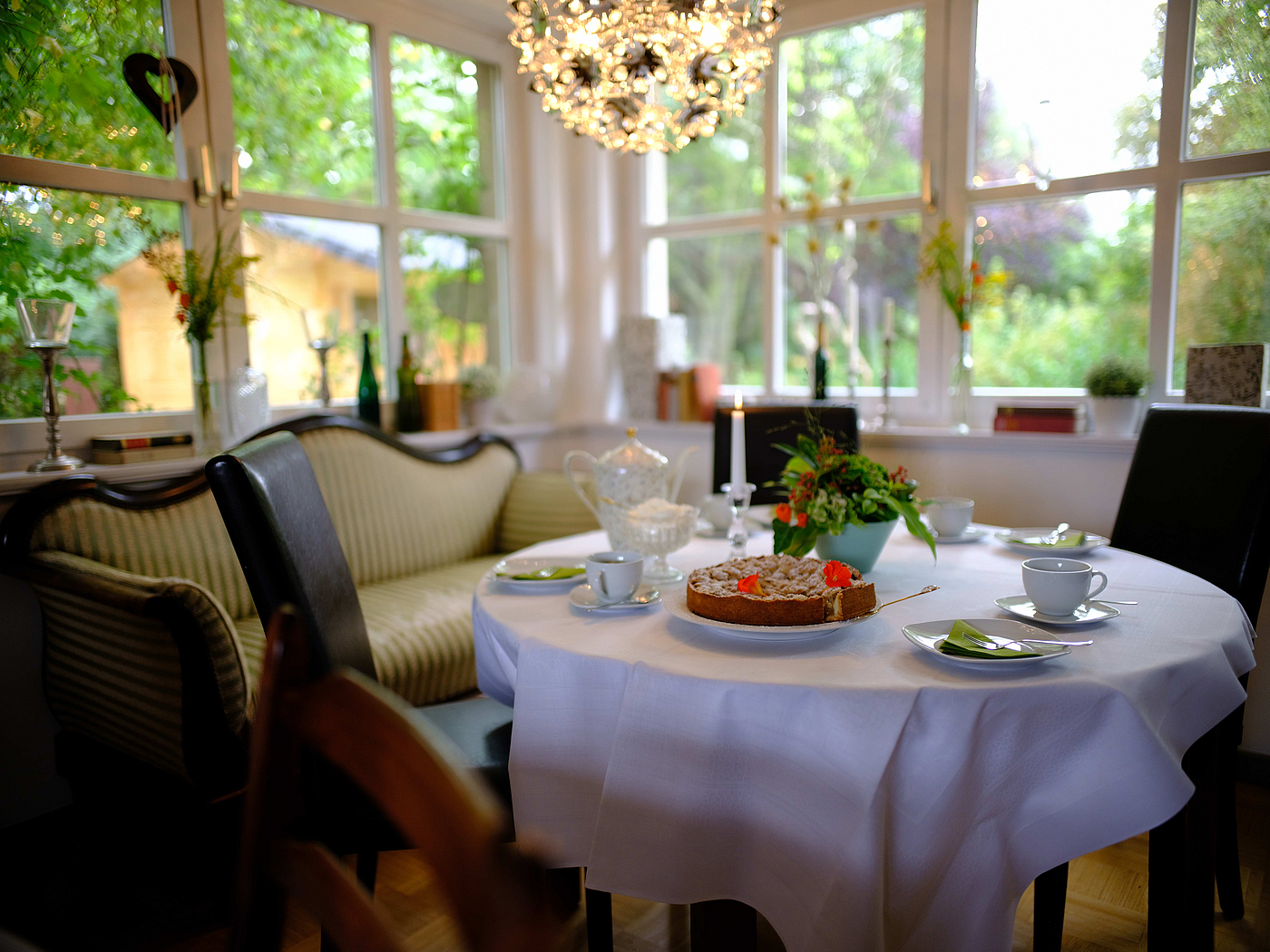 Innenaufnahme vom Café: Alte, edle Möbel und Kaffee und Kuchen.
