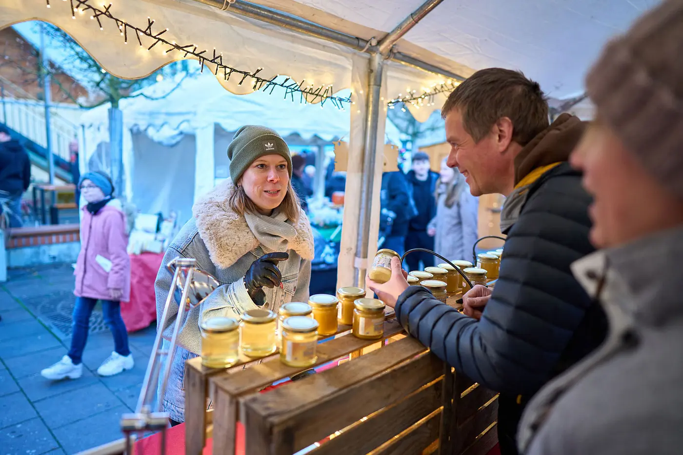 Arlena Jenrich an einem Stand auf dem Weihnachtsmarkt
