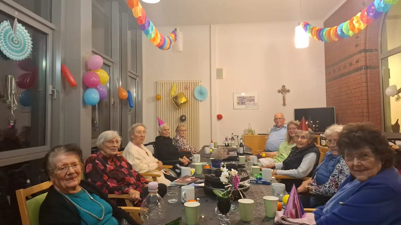 Die Bewohnenden sitzen gemütlich beim Silvesteressen zusammen.