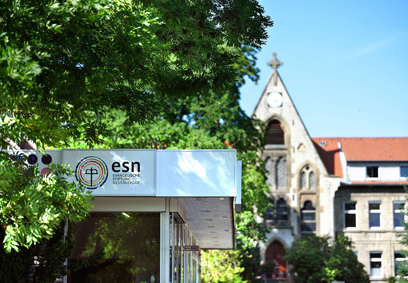 Blick auf den Dorfeingang und die Info in Neuerkerode