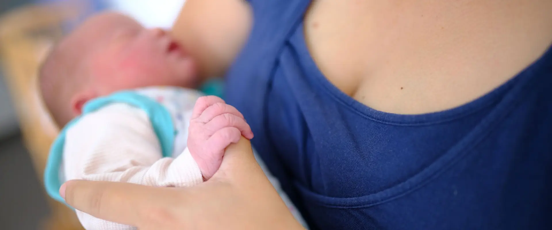 Baby im Arm der Mutter