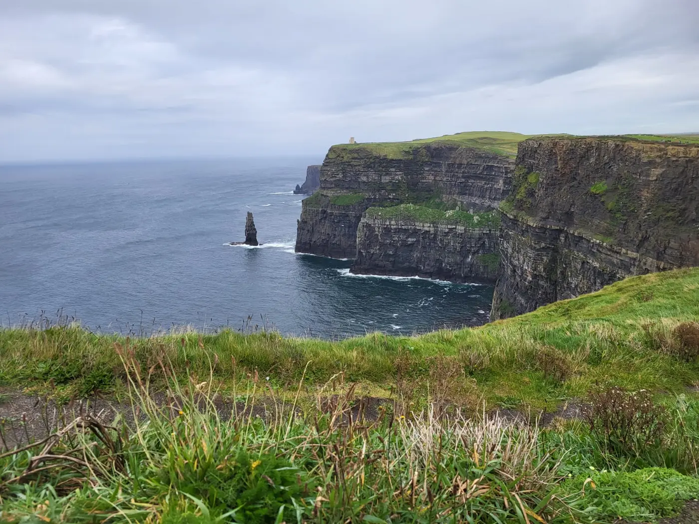 Das Bild zeigt Klippen im Meer in Irland.