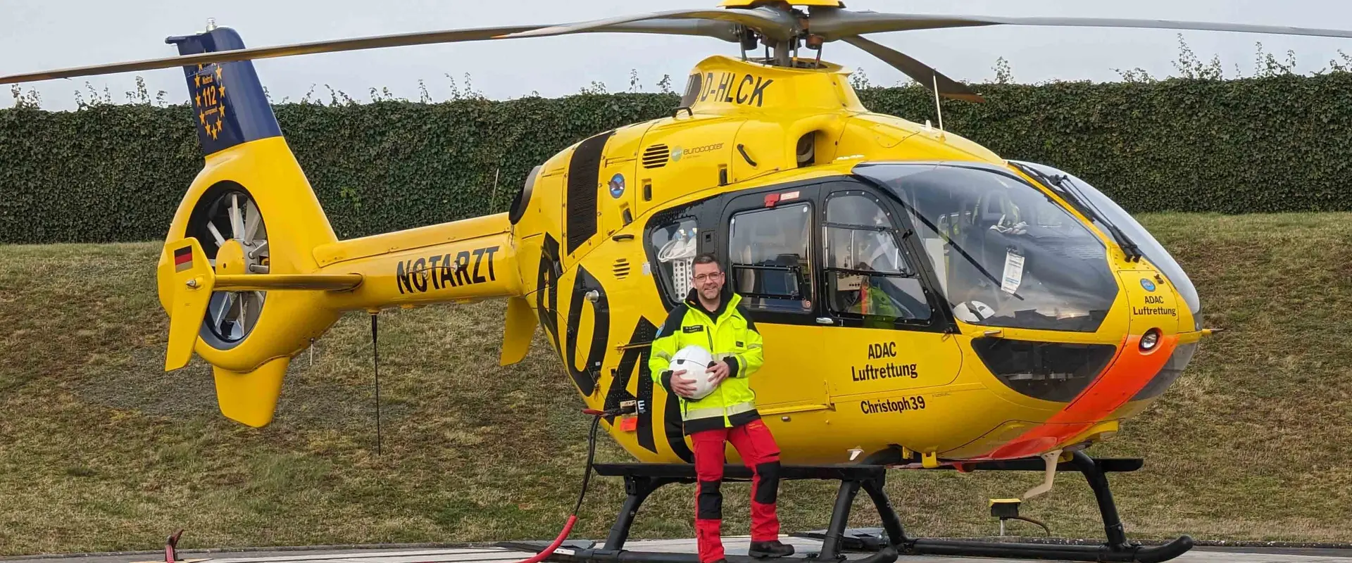 Götz-Hendrik Gronwald vor gelben Rettungshubschrauber