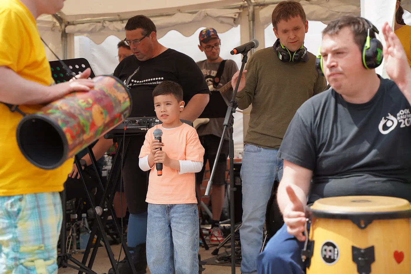 Lim steht beim Sommerfest in Neuerkerode mit der inklusiven Band Hand in Hand auf der Bühne.