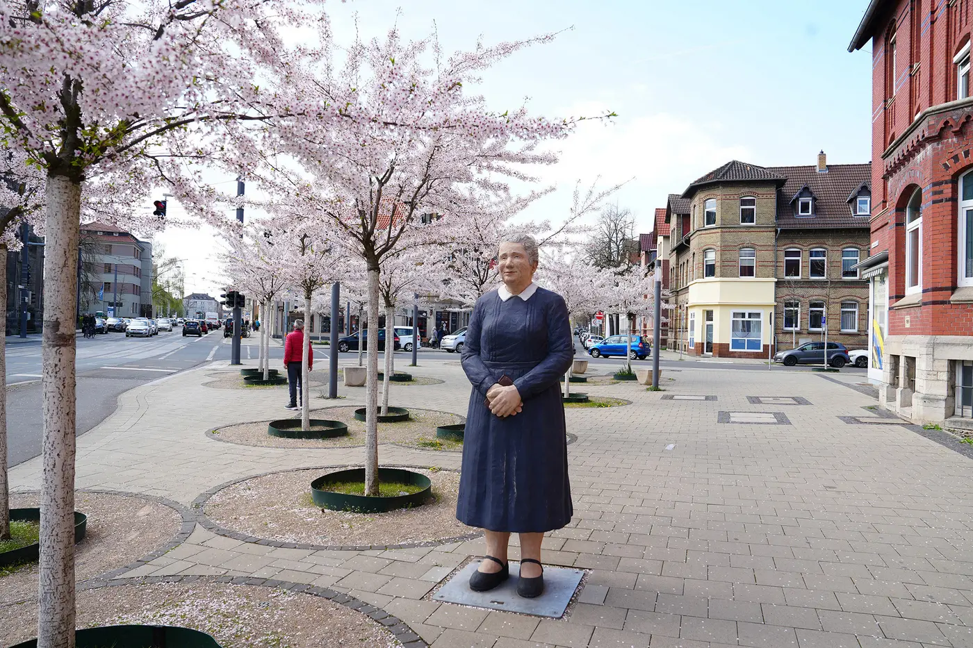 Die Diakonissenfigur steht vor dem Krankenhaus Marienstift in Braunschweig.