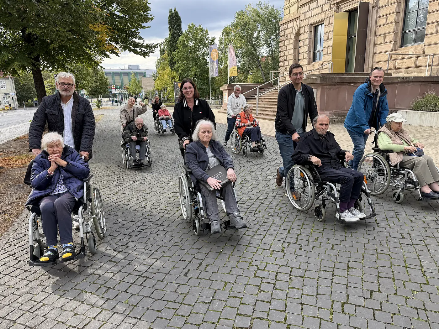 Das Bild zeigt die Gruppe auf ihrem Weg durch Braunschweig.