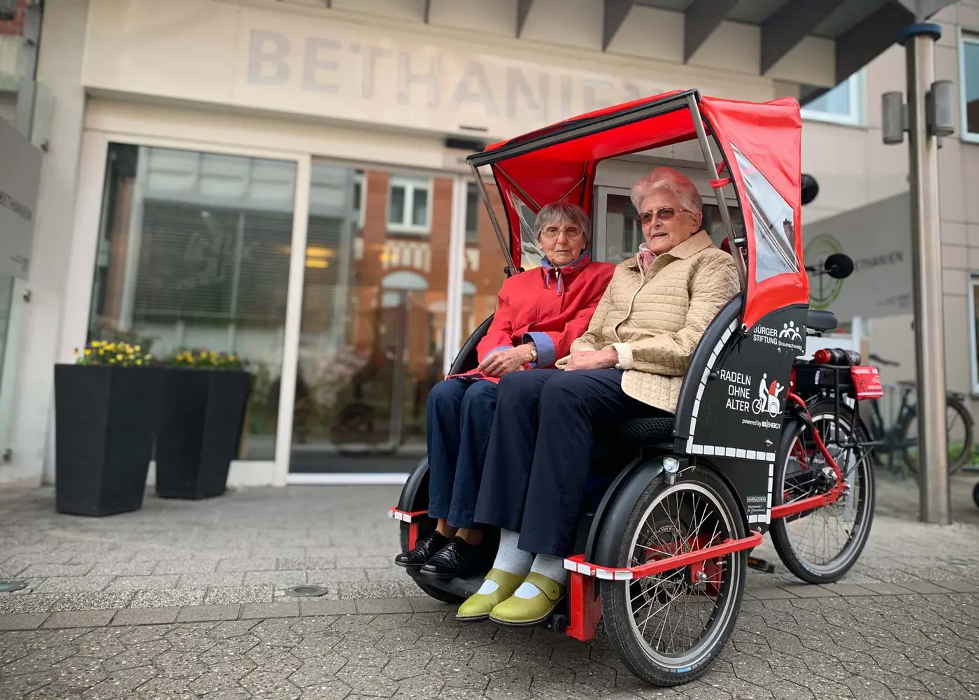 Bewohnerinnen in der E-Rikscha
