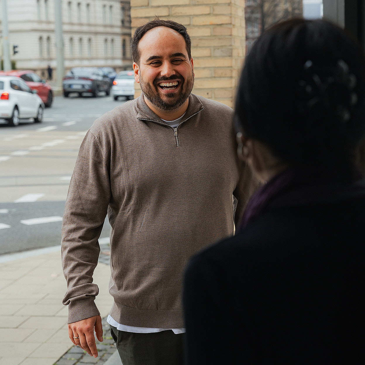Manuel Manthey begrüßt eine Klientin an der Haustür