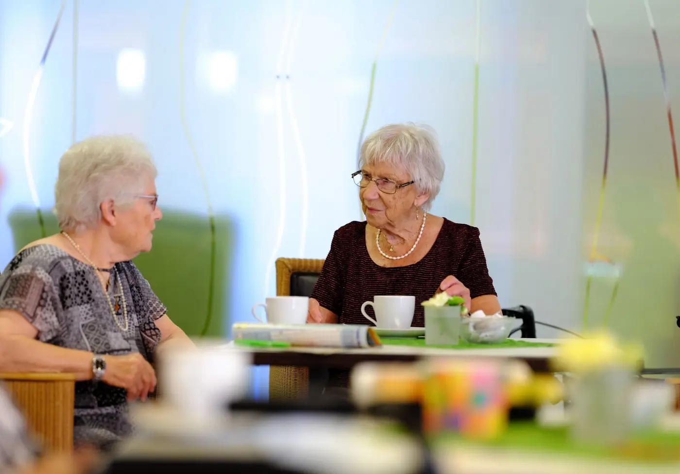 Zwei ältere Damen im Cafe