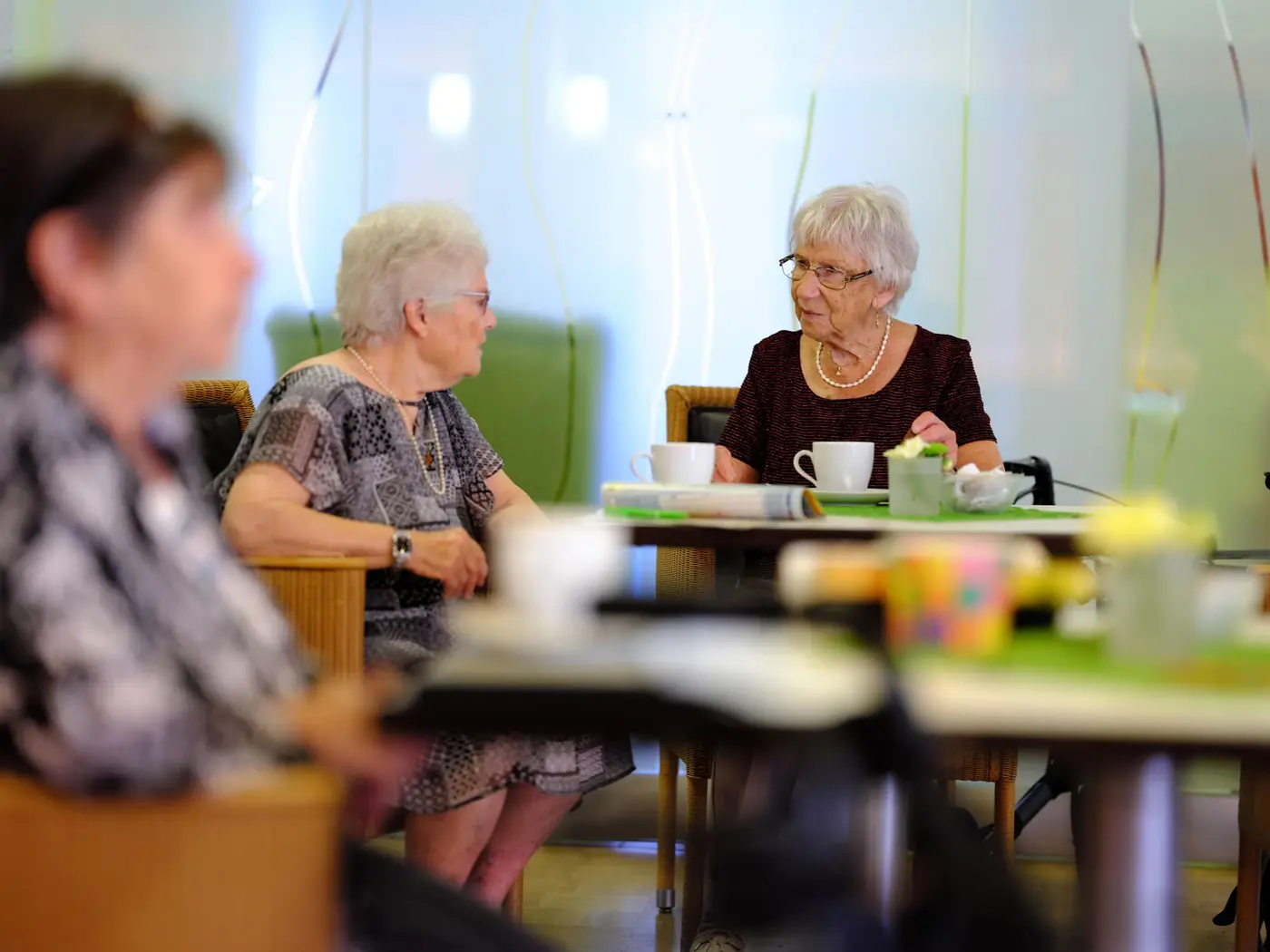 Zwei ältere Damen im Cafe