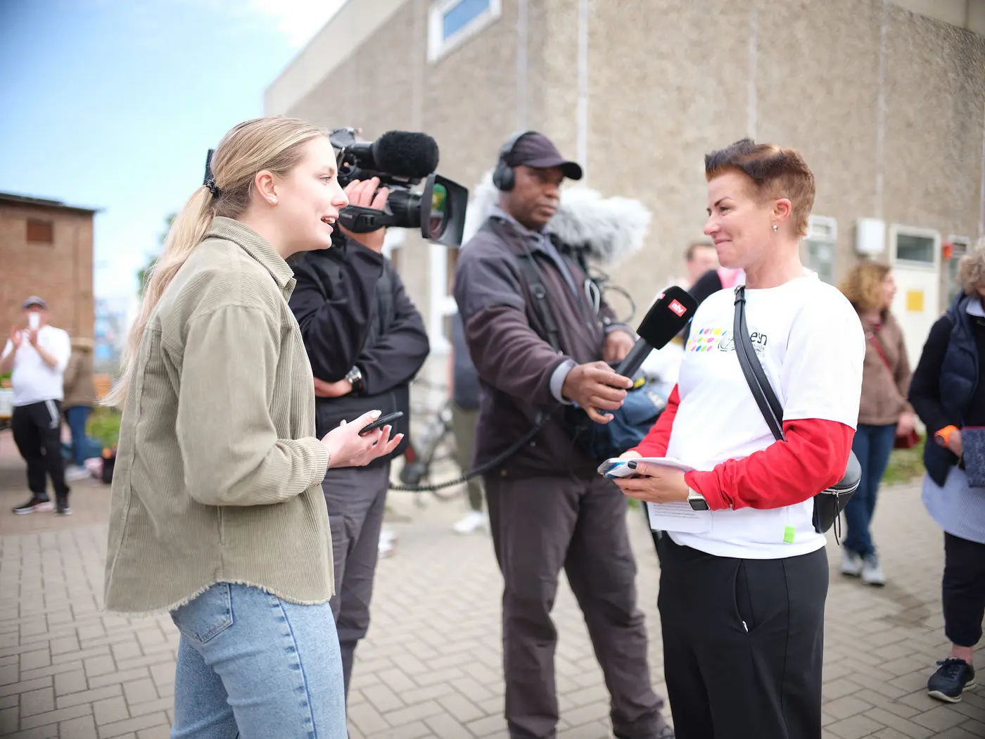 Interview von RTL Nord. Redakteurin, Kameramann und Tontechniker sprechen mit Daniela Albrecht.