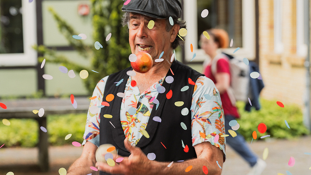 Gerd der Gaukler auf dem Sommerfest der esn wirft buntes Konfetti