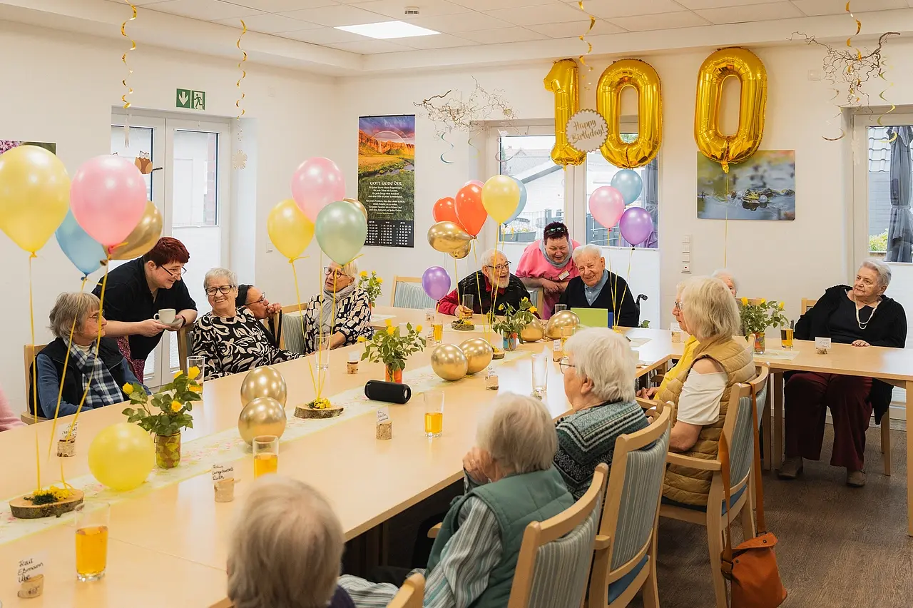 Geschmückter Raum der Tagespflege zum 100. Geburtstag