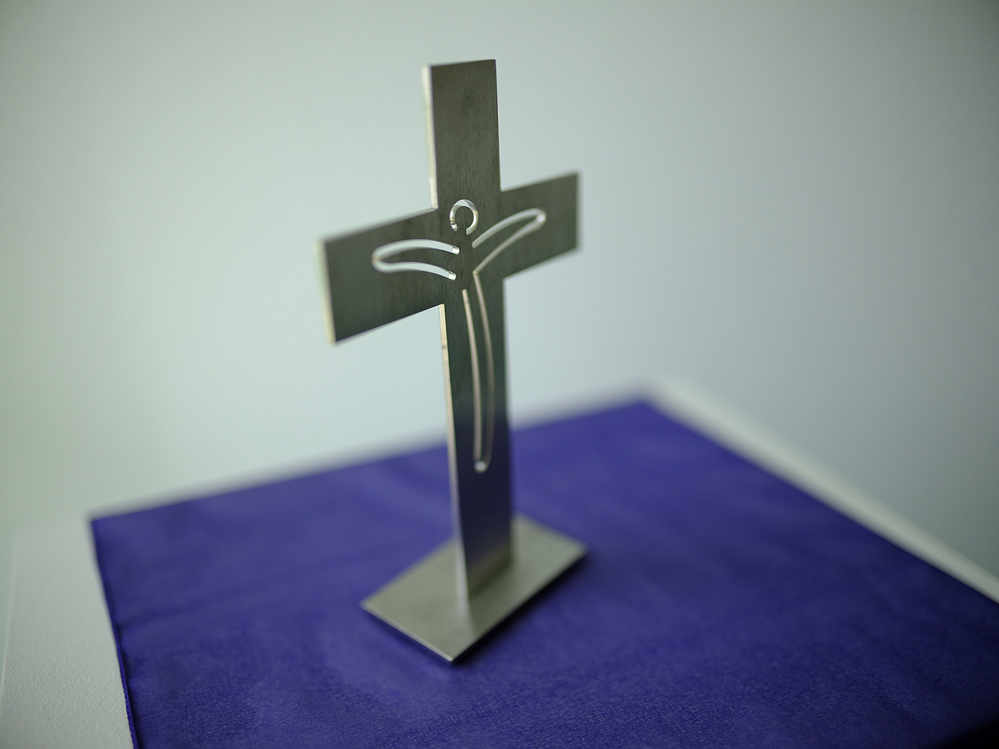 Kreuz auf einem blauen Tisch