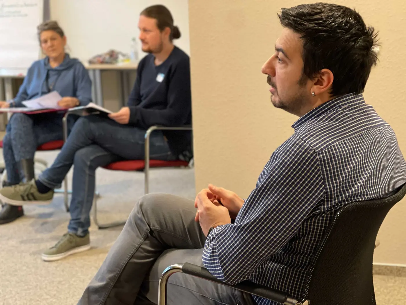 Dr. Tuna Ucgun, Chefarzt und Leitung im Reha-Zentrum St. Leonhard in einer Besprechung mit Kolleg:innen
