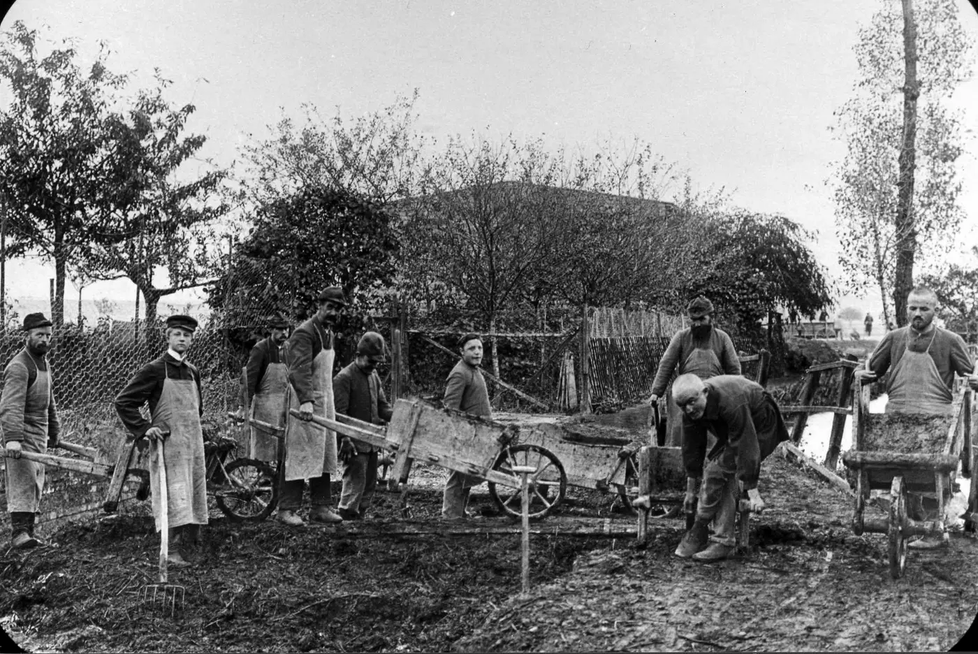 Historisches schwarz Weiß Bild zeigt Gaertner bei der Arbeit