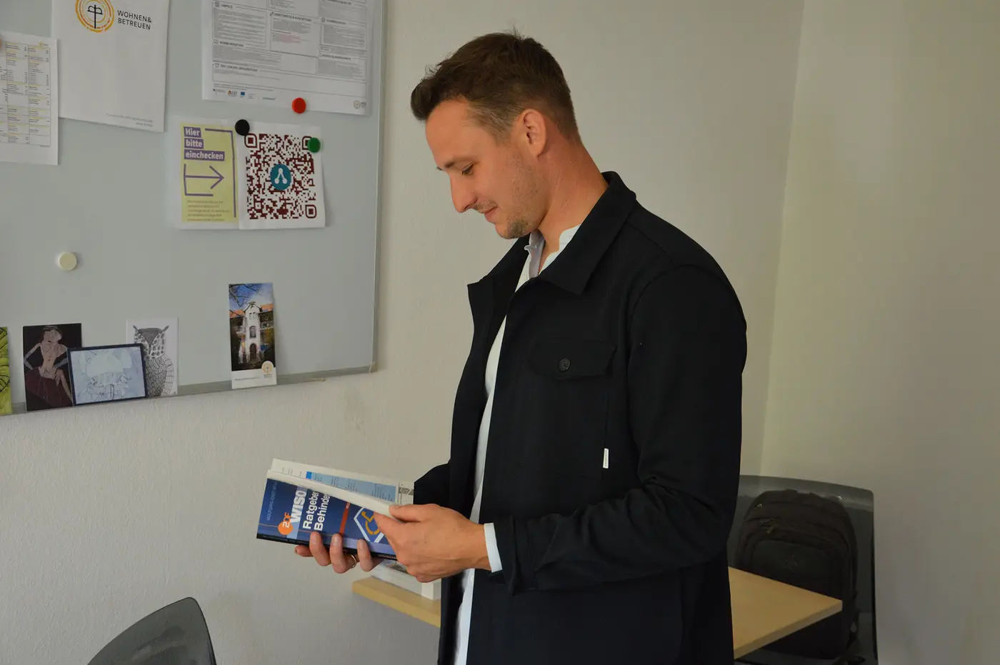 Jakob Richter in Neuerkerode mit einem Buch.