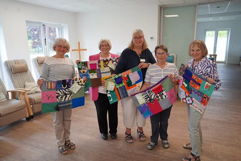 Die Landrauen Walle und Meike Jahn, Leitung der tagespflege Groß Schwülper, präsentieren die Demenzdecken.