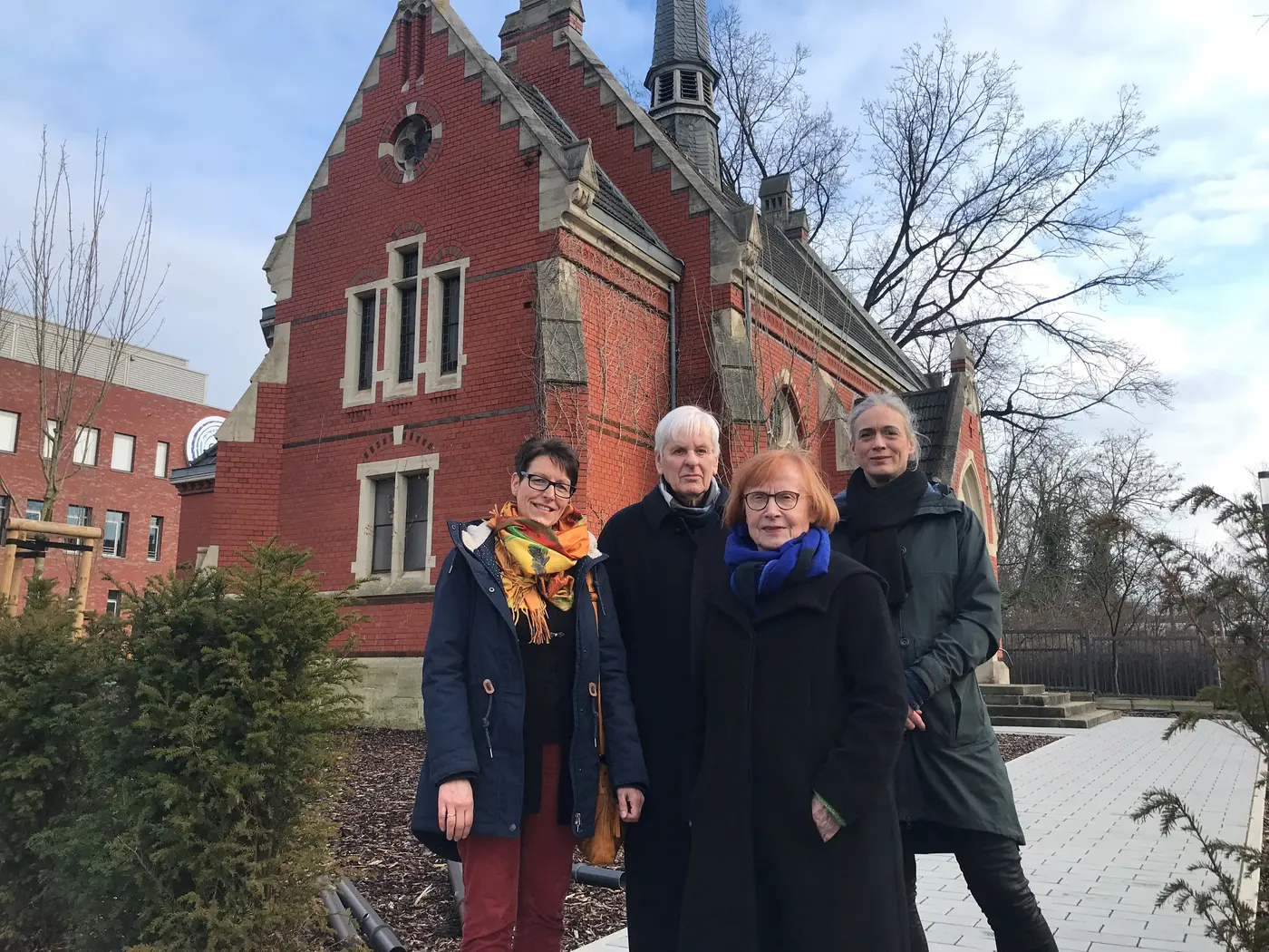 Heike Heckmann (links) und Anja Kruse freuen sich über die Spende von Gerhard Hopf und Roswitha Barden für das Zentrum Würde am Marienstift.