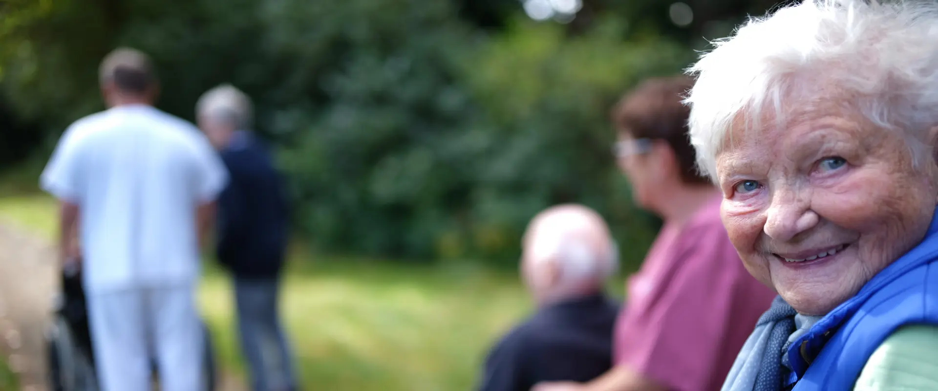 Senioren gehen im Park spazieren